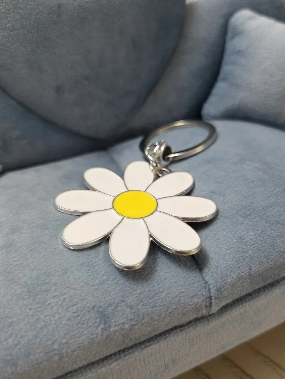 (BUY NOW)Silver White Daisy Enamel Keychain Bag Charm, NEW